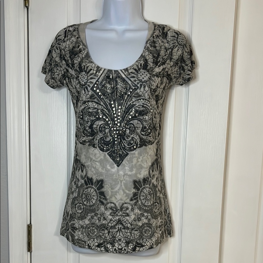 Elegant Black and Gray Women's Tshirt by Daytrip